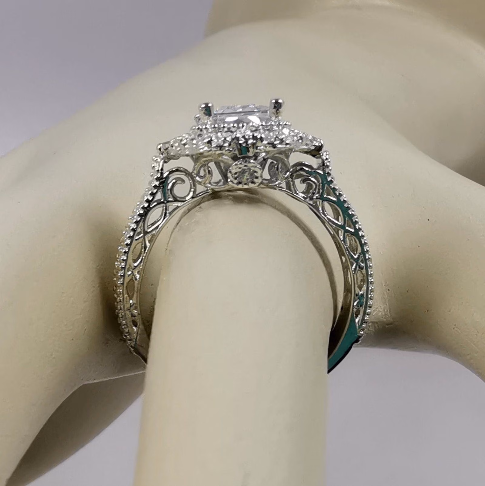 Anillo Yuliana Plata Ley