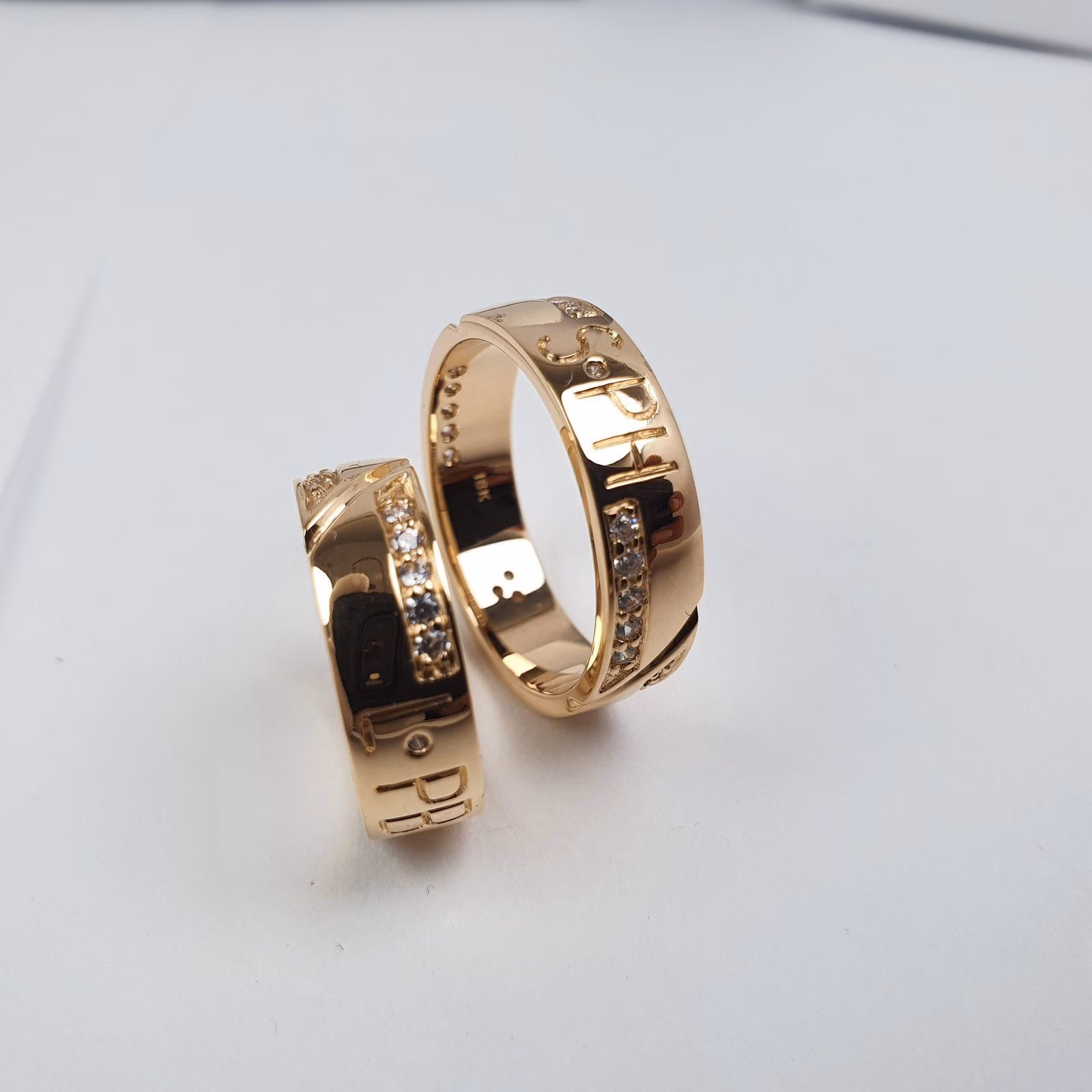 Aros de boda personalizado con iniciales corazón y piedra Oro de 18k