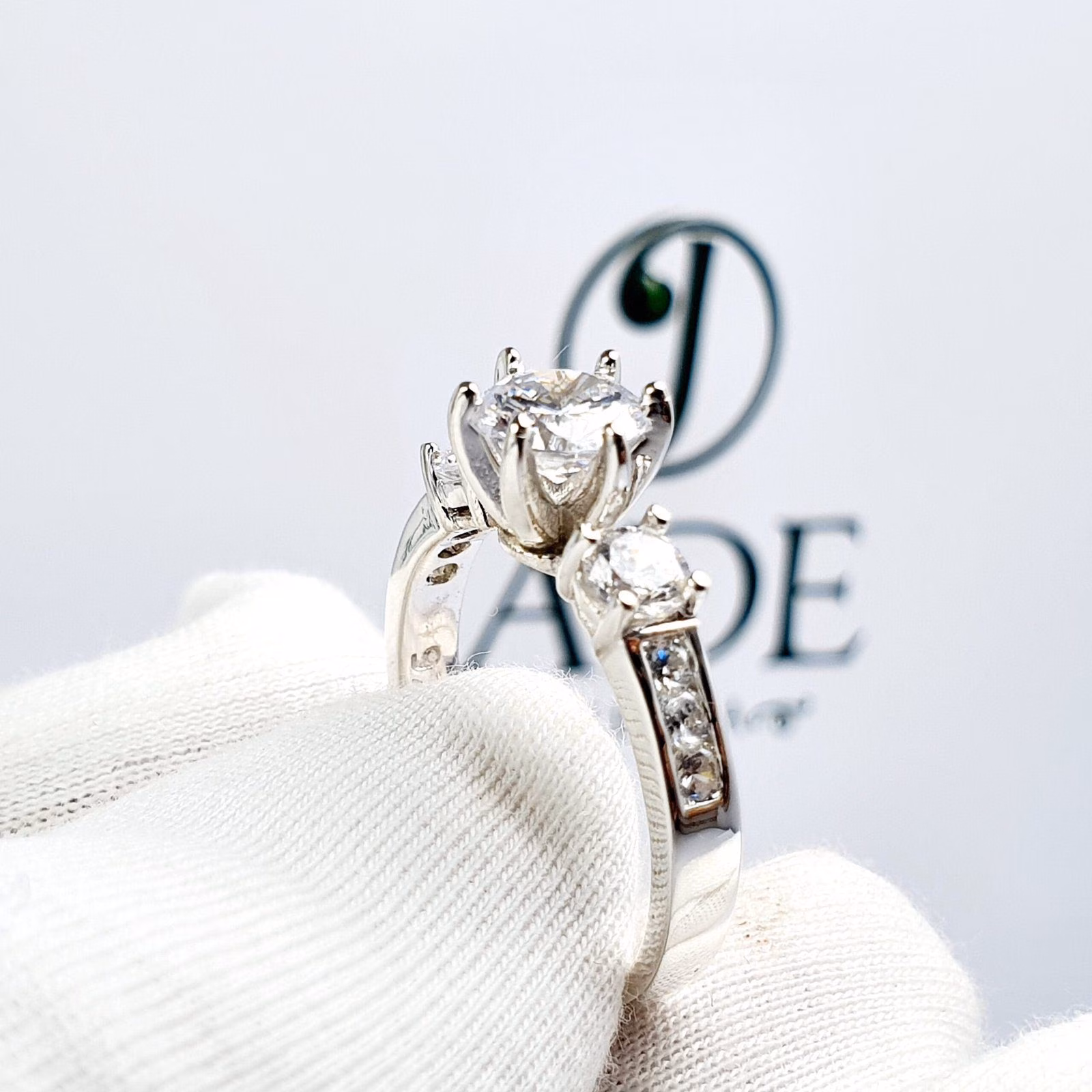 Anillo Leysi de Compromiso en Plata Piedra Grande