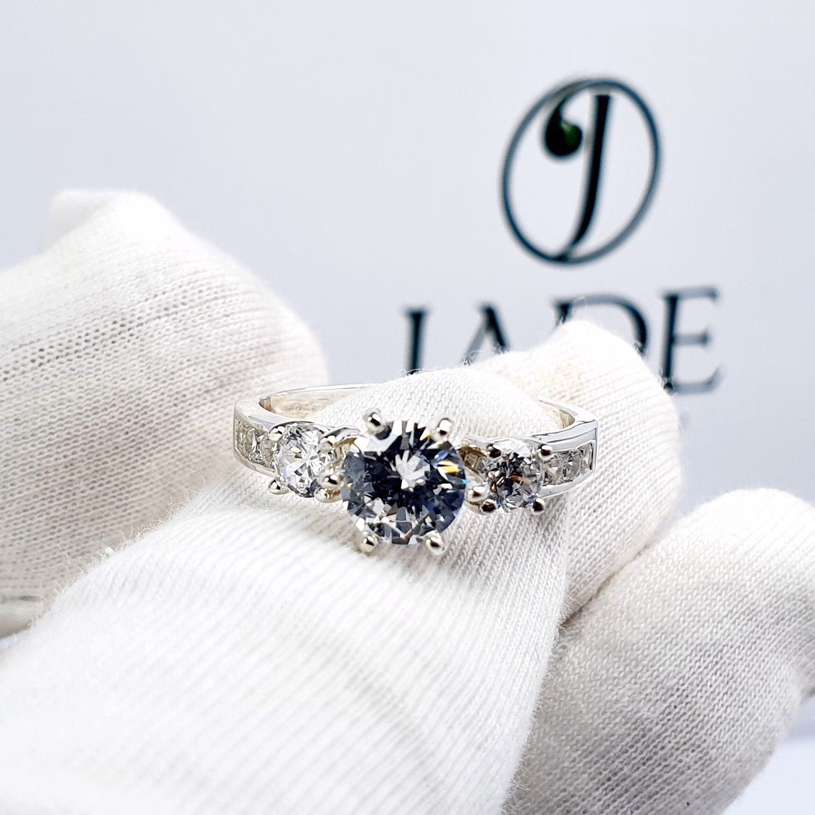 Anillo Leysi de Compromiso en Plata Piedra Grande