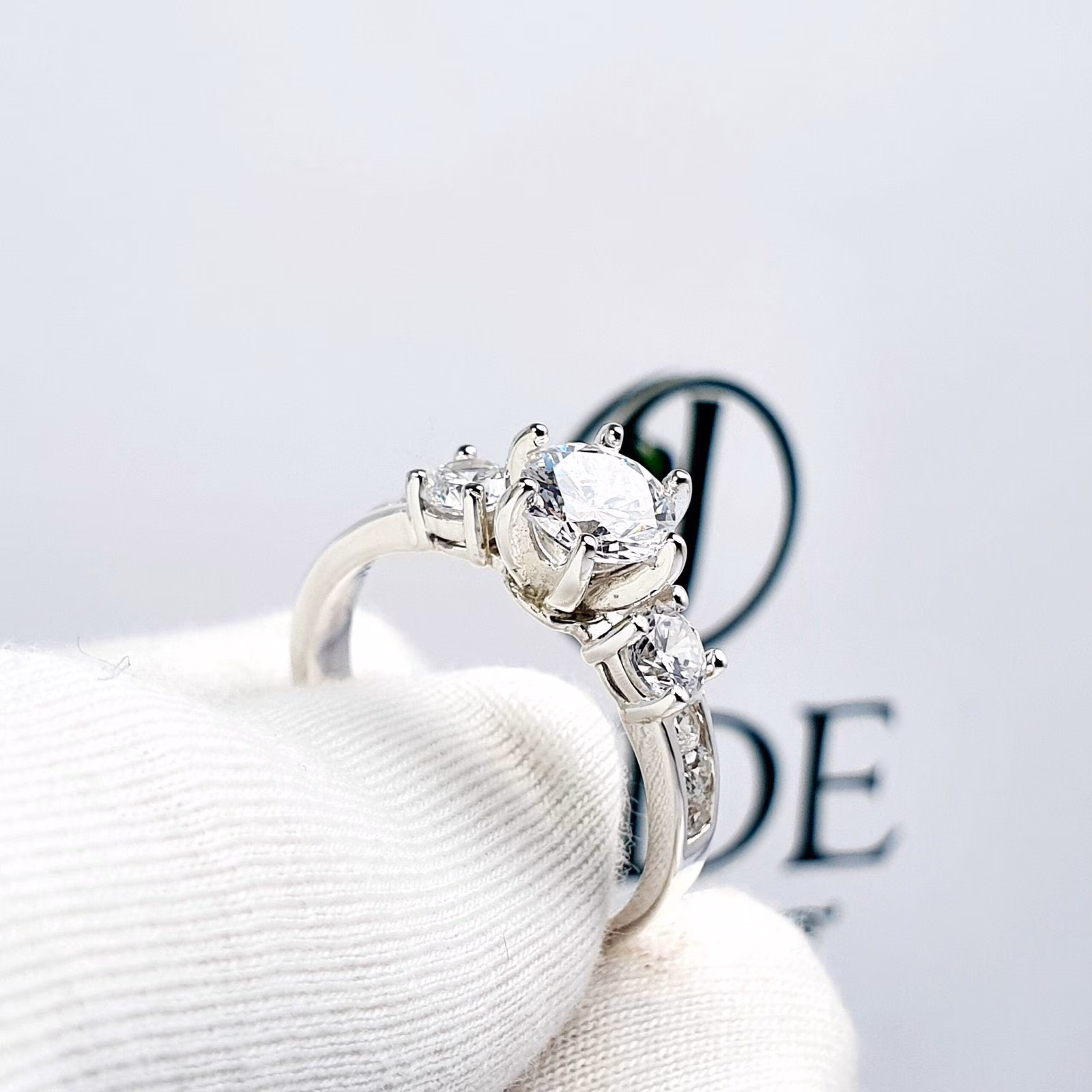 Anillo Leysi de Compromiso en Plata Piedra Grande