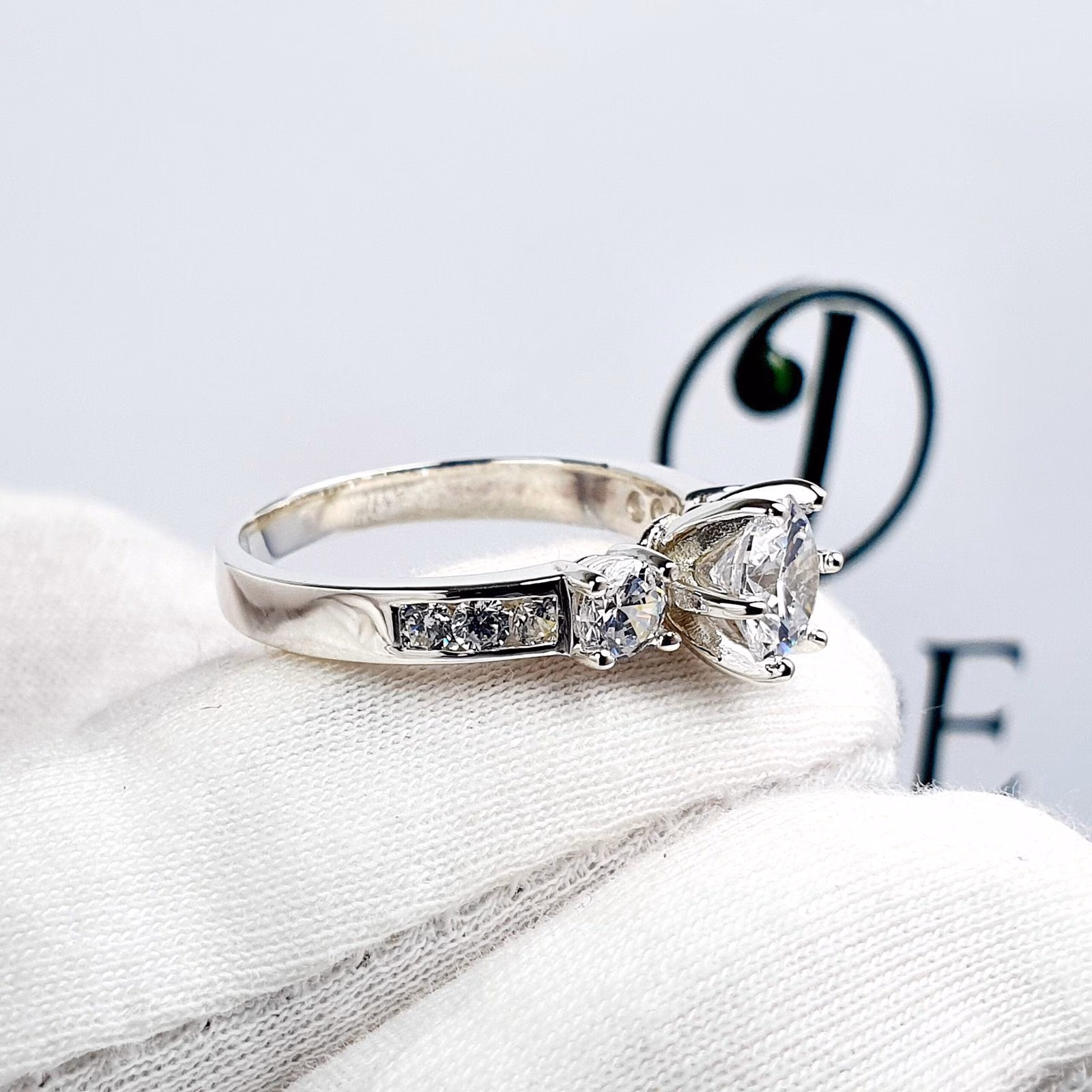 Anillo Leysi de Compromiso en Plata Piedra Grande