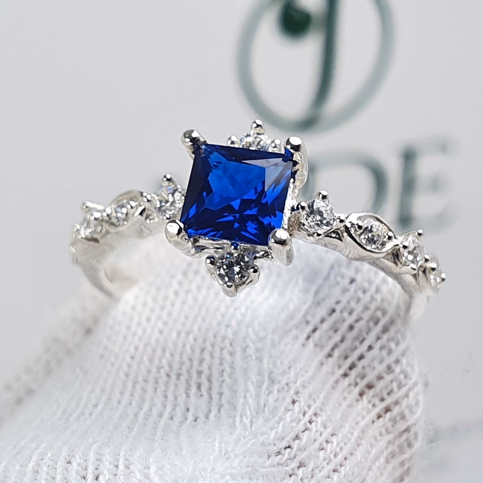 Anillo Encantador de Compromiso en Plata Piedra Cuadrada Emperatriz