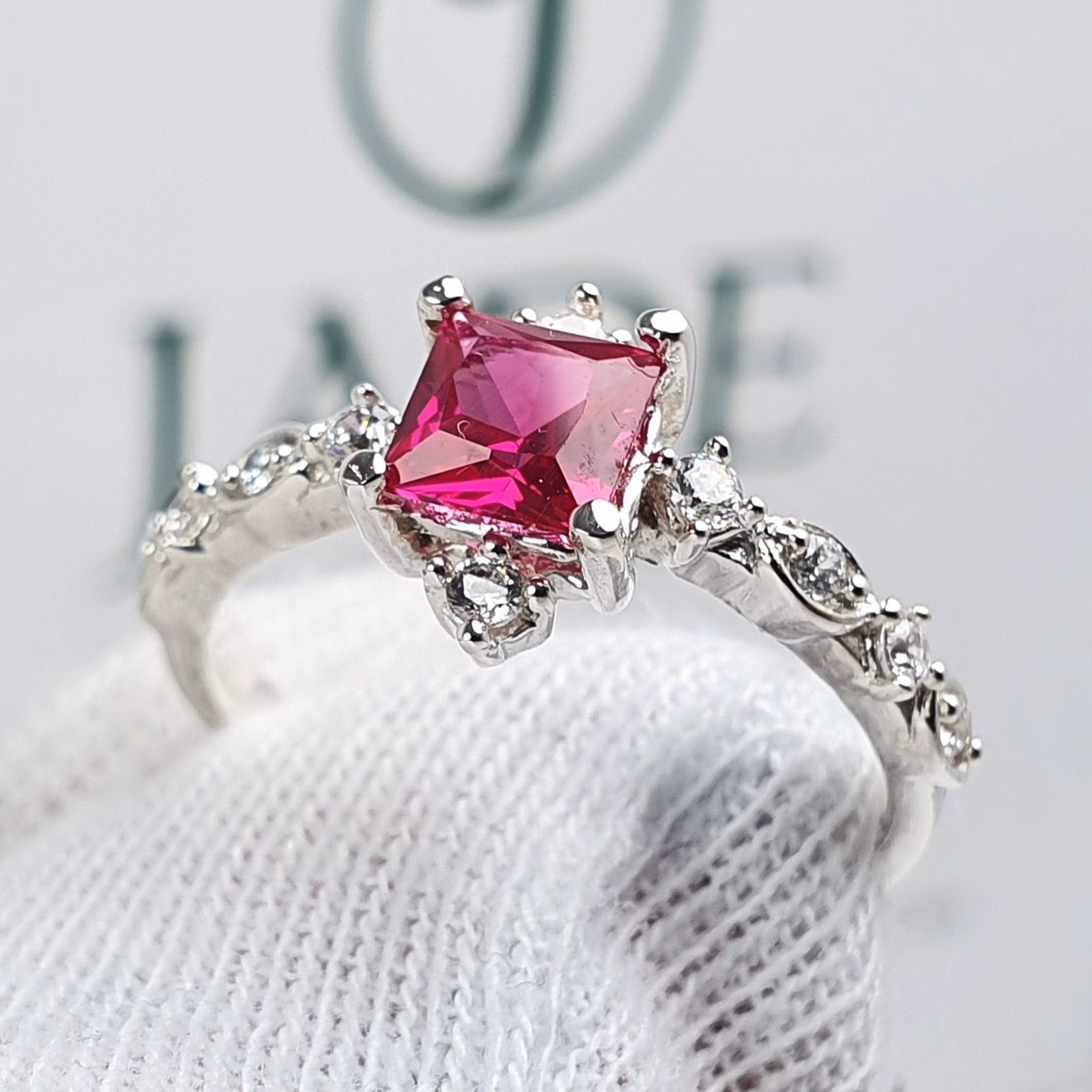 Anillo Encantador de Compromiso en Plata Piedra Cuadrada Emperatriz