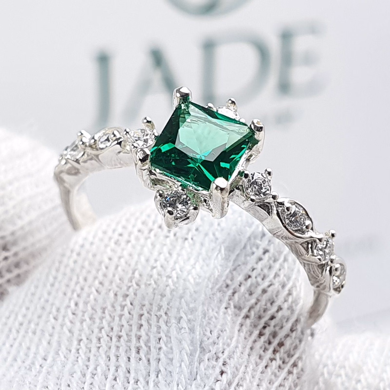 Anillo Encantador de Compromiso en Plata Piedra Cuadrada Emperatriz