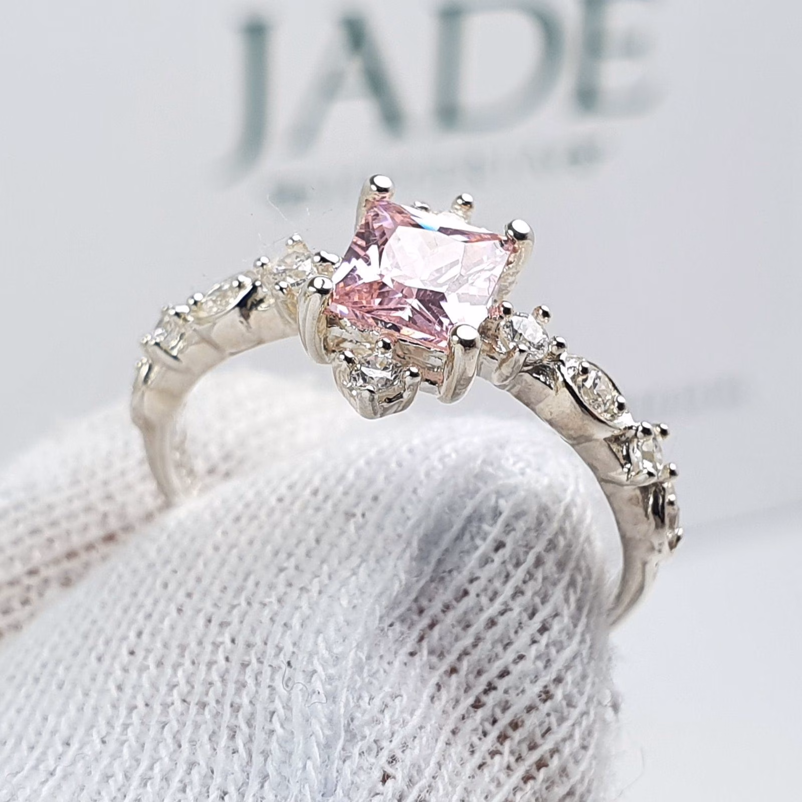 Anillo Encantador de Compromiso en Plata Piedra Cuadrada Emperatriz